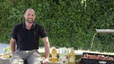 Olivier lors de la récolte des fraises !
